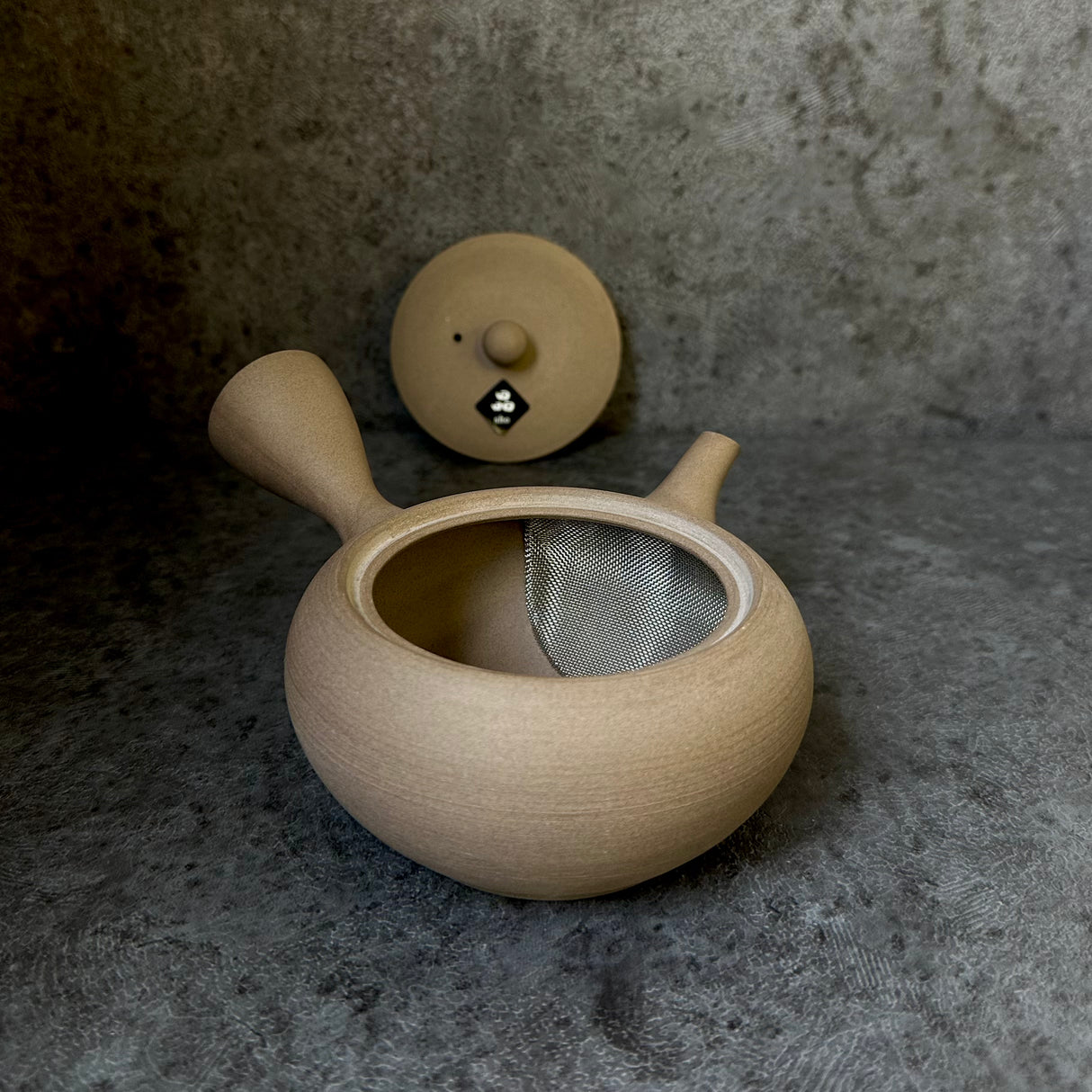 Shoko Kiln (F415): Earth Taira - Brown Clay Kyusu -teepannu (300 ml) 晶光茶泥平丸急須