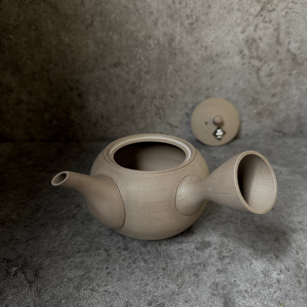 Shoko Kiln (F417): Earth Maru - Brown Clay Kyusu -teepannu (320 ml) 晶光茶泥丸急須