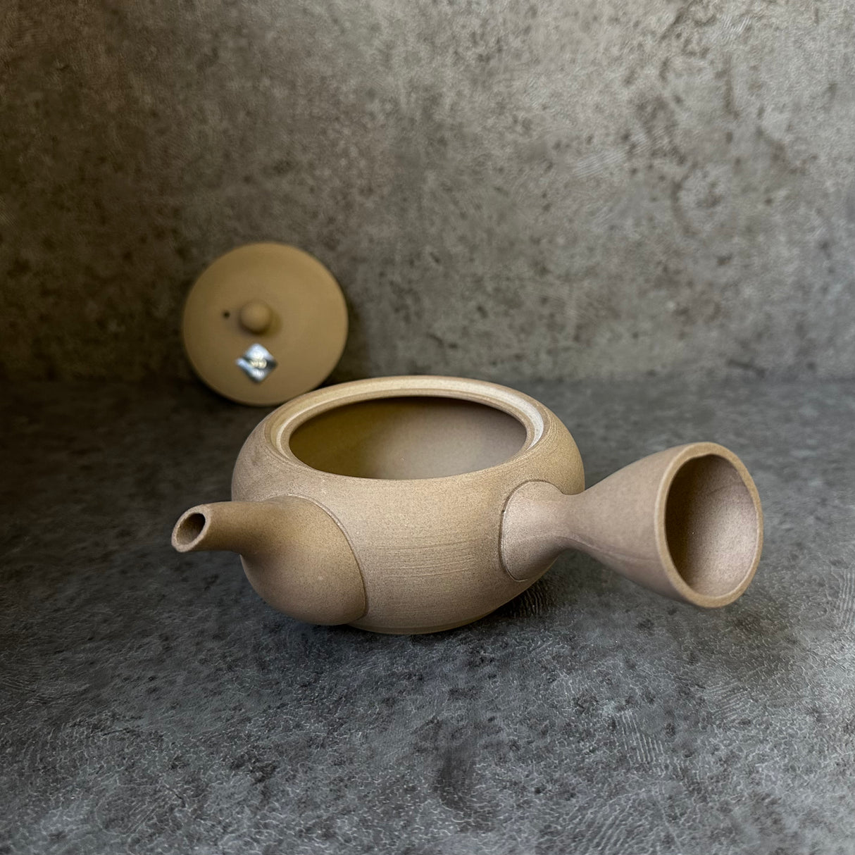 Shoko Kiln (F415): Earth Taira - Brown Clay Kyusu -teepannu (300 ml) 晶光茶泥平丸急須