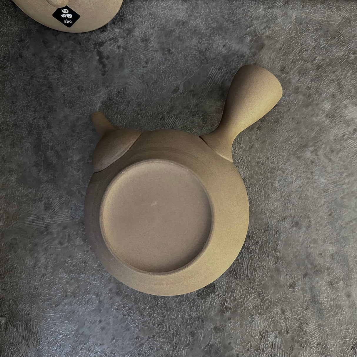 Shoko Kiln (F415): Earth Taira - Brown Clay Kyusu -teepannu (300 ml) 晶光茶泥平丸急須