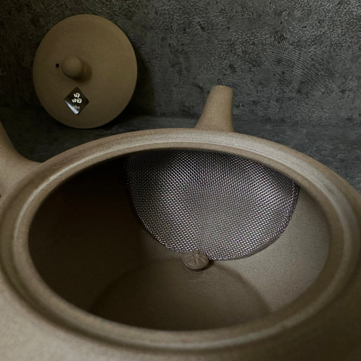 Shoko Kiln (F415): Earth Taira - Brown Clay Kyusu -teepannu (300 ml) 晶光茶泥平丸急須