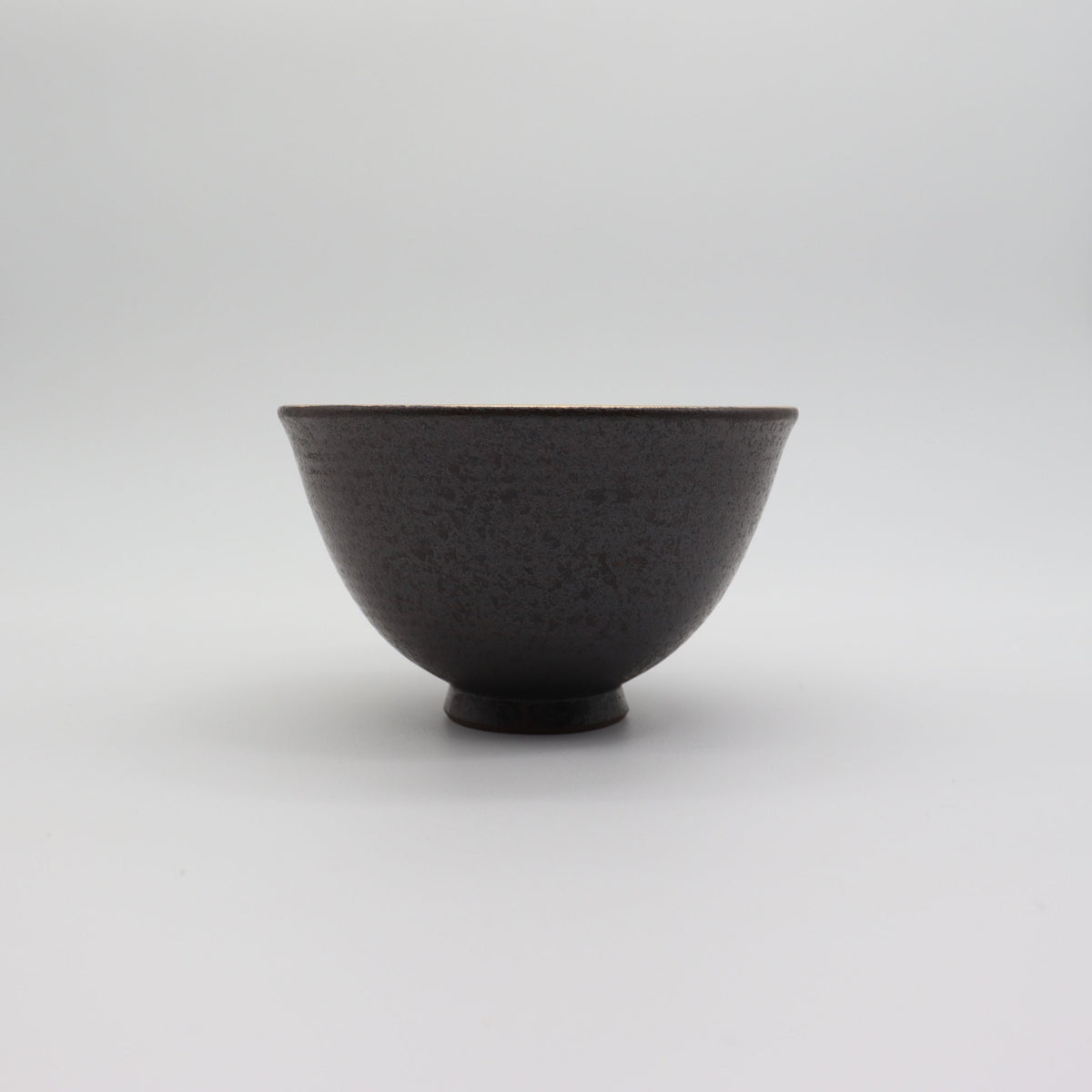 Hasamiyaki Matcha Tea Bowl – Black with Gold 波佐見焼の抹茶碗 黒吹金彩碗金