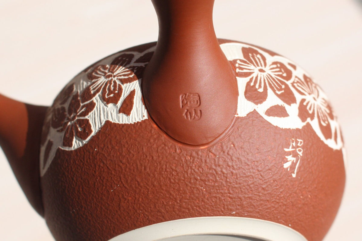 Tousen Kiln Tokoname Kyusu Tea Pot with Pressed Sakura Design (230 cc) 陶仙窯 白泥赤色桜急須 セラメッシュ