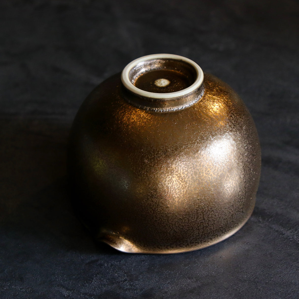 Kiwakoto Suikaen Gold Matcha Pouring Bowl & Whisk Stand Set 片口抹茶碗と茶筅直しセット ゴールド