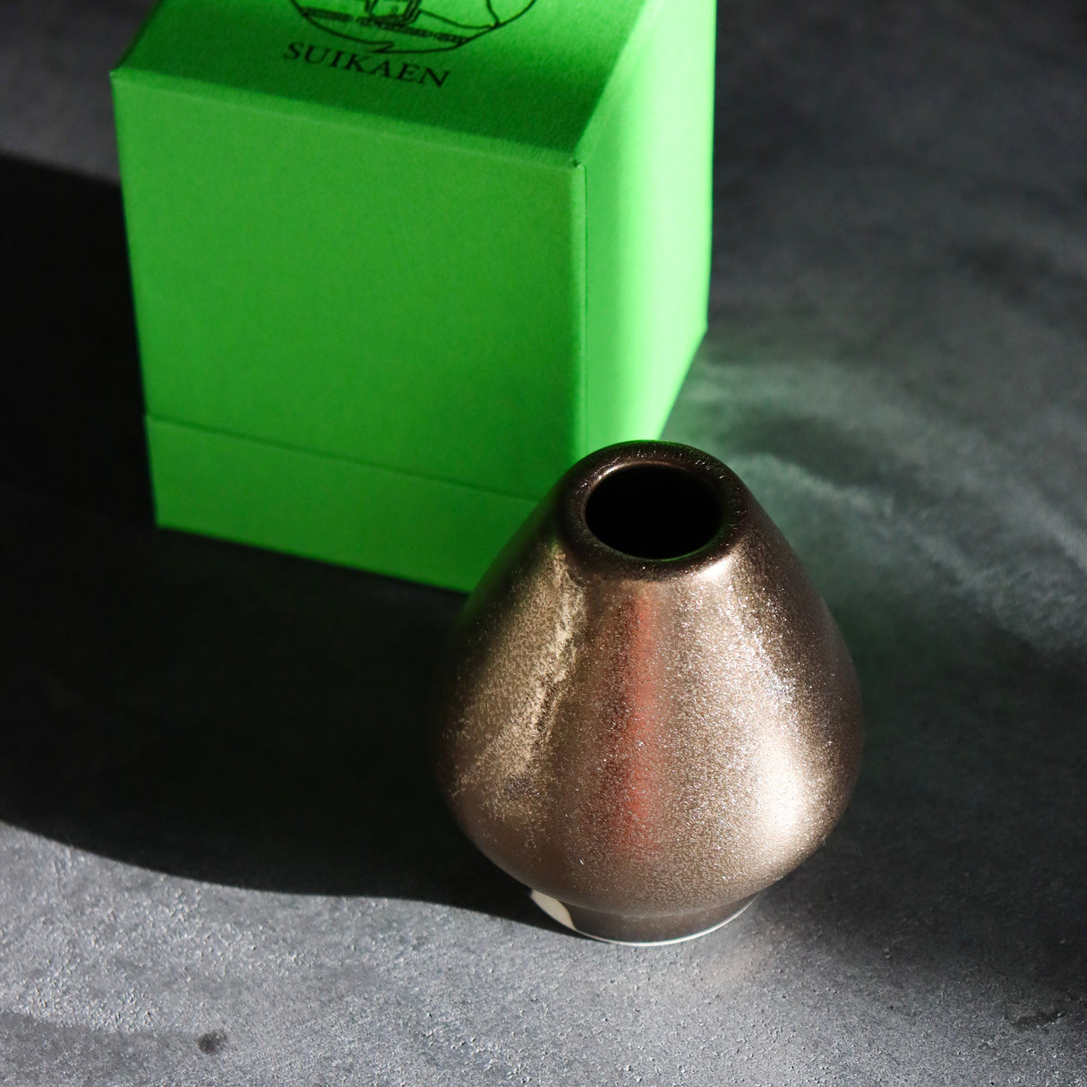 Kiwakoto Suikaen Gold Matcha Pouring Bowl & Whisk Stand Set 片口抹茶碗と茶筅直しセット ゴールド