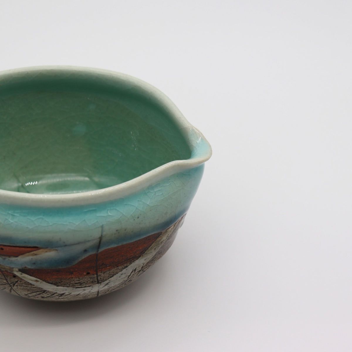 Mino Ware Blue and White Matcha Tea Bowl with Pouring Lip / 【片口抹茶碗】片口二色線描き青白 yunomi.life