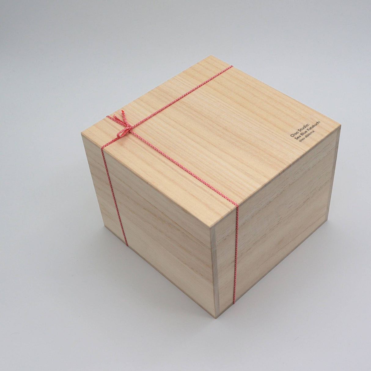 Oiso Studio: Sea Blue Katakuchi Matcha Pouring Bowl with Gift Box yunomi.life