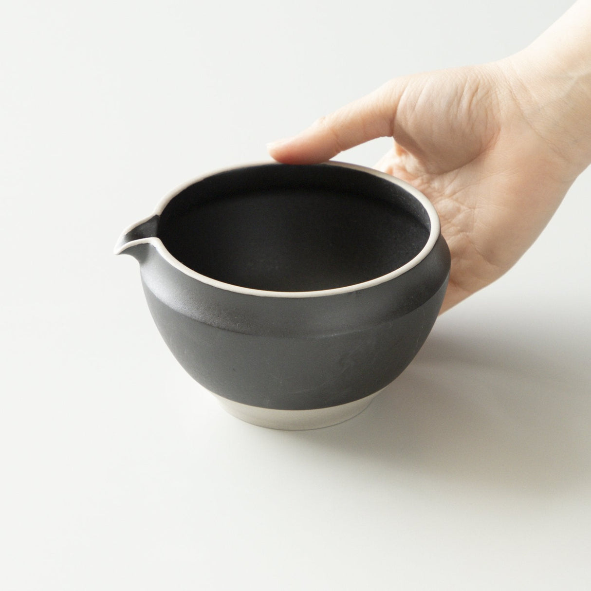 (while stock lasts) Origami Tea Akatsuki Black Minoyaki Porcelain Matcha Bowl with Pouring Lip 抹茶碗 暁月ブラック