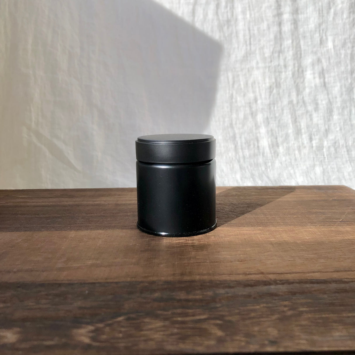 Matcha teepurkki, musta ruuvipäällinen 抹茶スクリュー缶(カールタイプ)、黒