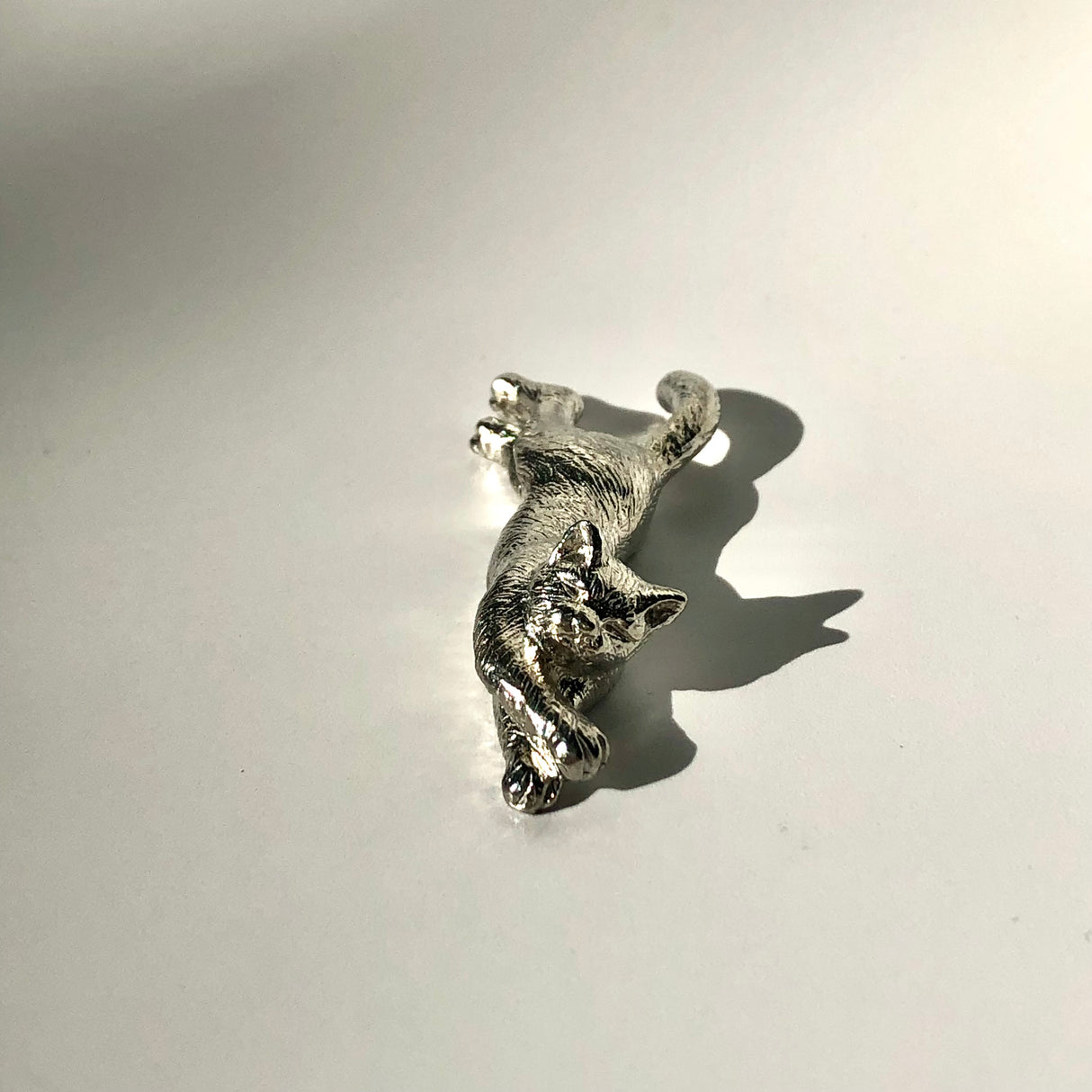 手作り錫箸置き 猫 #02 くつろぎ猫 錫製ごろん猫