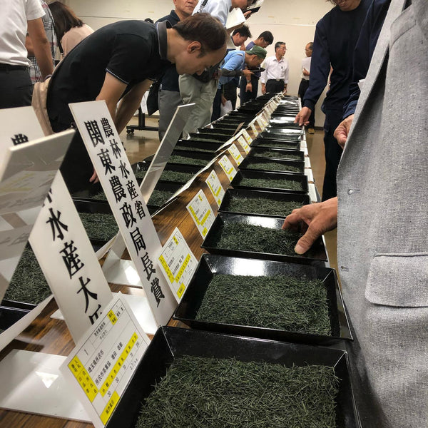 How are teas evaluated at Japan's tea competitions?