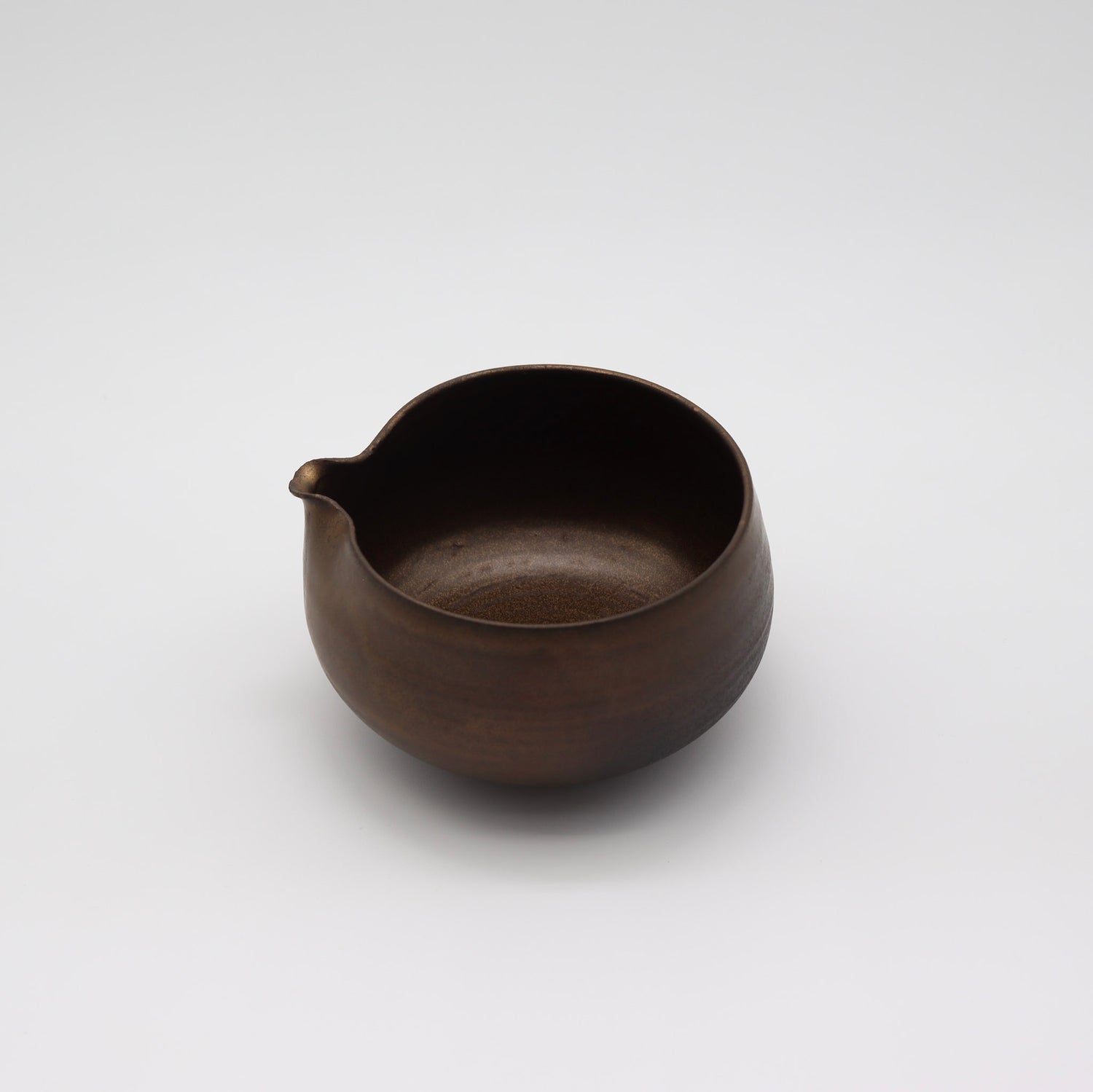 Emui × YUNOMI / YOIN (余韻) Matcha Pouring Bowl (Handmade Ceramic / 桐箱入りユノミオリジナル) yunomi.life