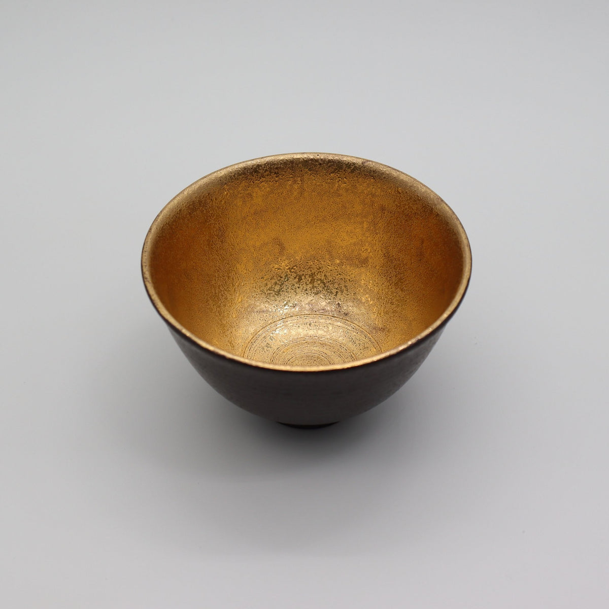 Hasamiyaki Matcha Tea Bowl – Black with Gold 波佐見焼の抹茶碗　黒吹金彩碗金