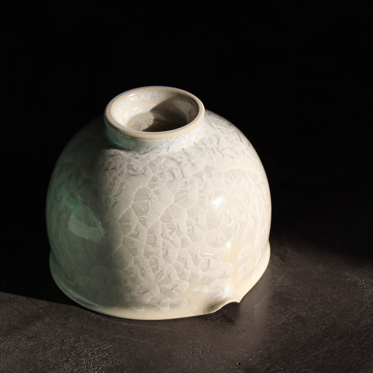 Kiwakoto Suikaen White Matcha Pouring Bowl & Whisk Stand Set 片口抹茶碗と茶筅直しセット 白