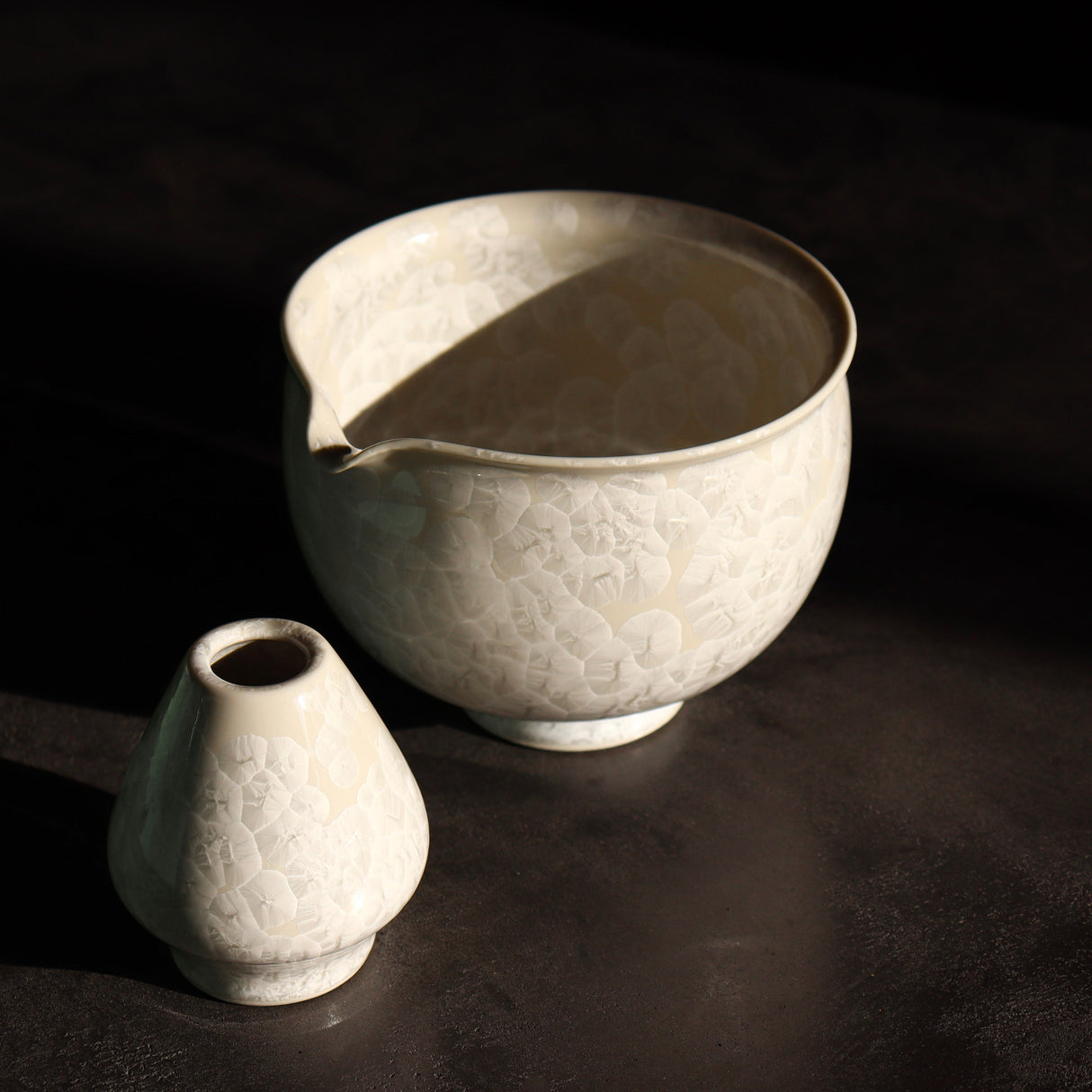 Kiwakoto Suikaen White Matcha Pouring Bowl & Whisk Stand Set 片口抹茶碗と茶筅直しセット 白