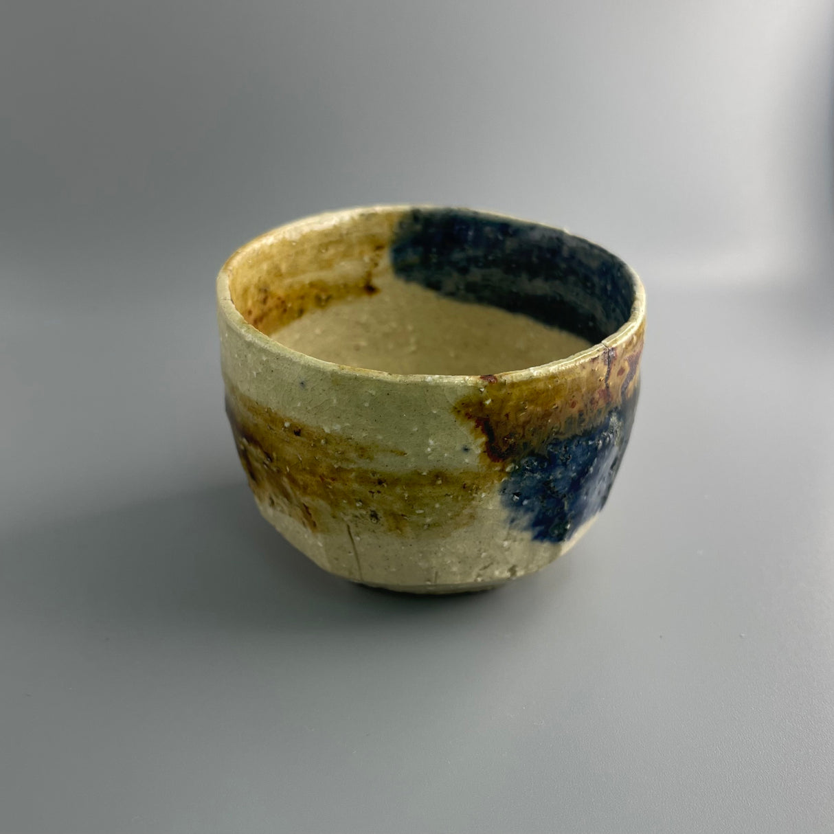 Keizan Kiln: Handcrafted Mingei Oribe Guinomi Cup with Wooden Box 桂山作:手造り民藝織部ぐい呑