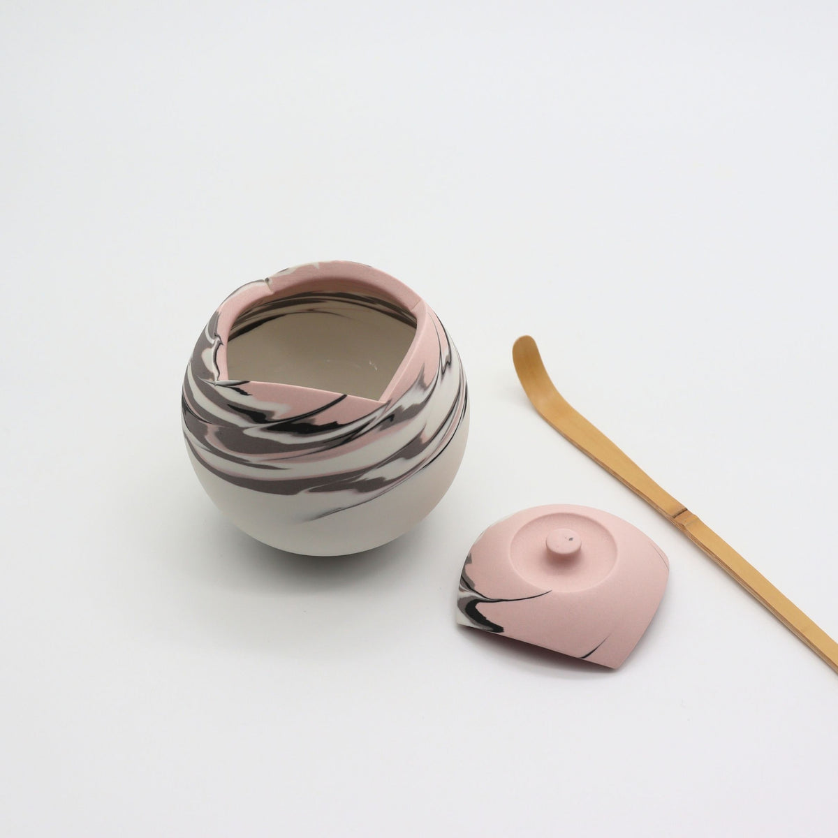 [One-of-a-Kind] Shinro Yamamoto: Marble Porcelain Natsume A / Lidded Container (Pink) yunomi.life