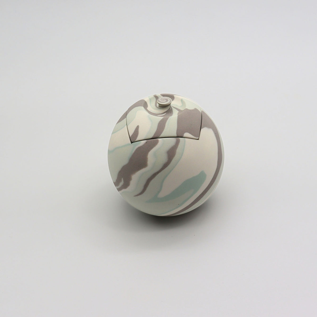 [One-of-a-Kind] Shinro Yamamoto: Marble Porcelain Natsume B / Lidded Container (Green)