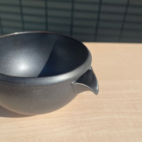Origami Tea - Pour Sumi - Minoyaki Porcelain Matcha Bowl with Pouring Lip　抹茶碗ポア 炭ブラック side yunomi.life