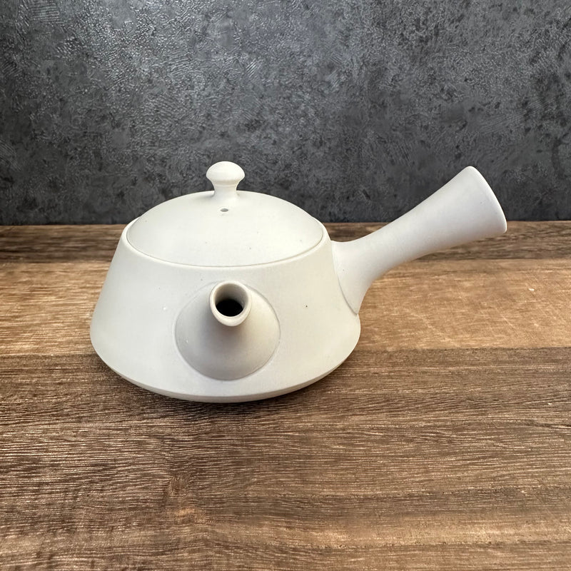 Fujita Tokuta F305 (Limited): Tamago White Triangle - Tokoname Kyusu with Ceramic Mesh Strainer (230 ml)