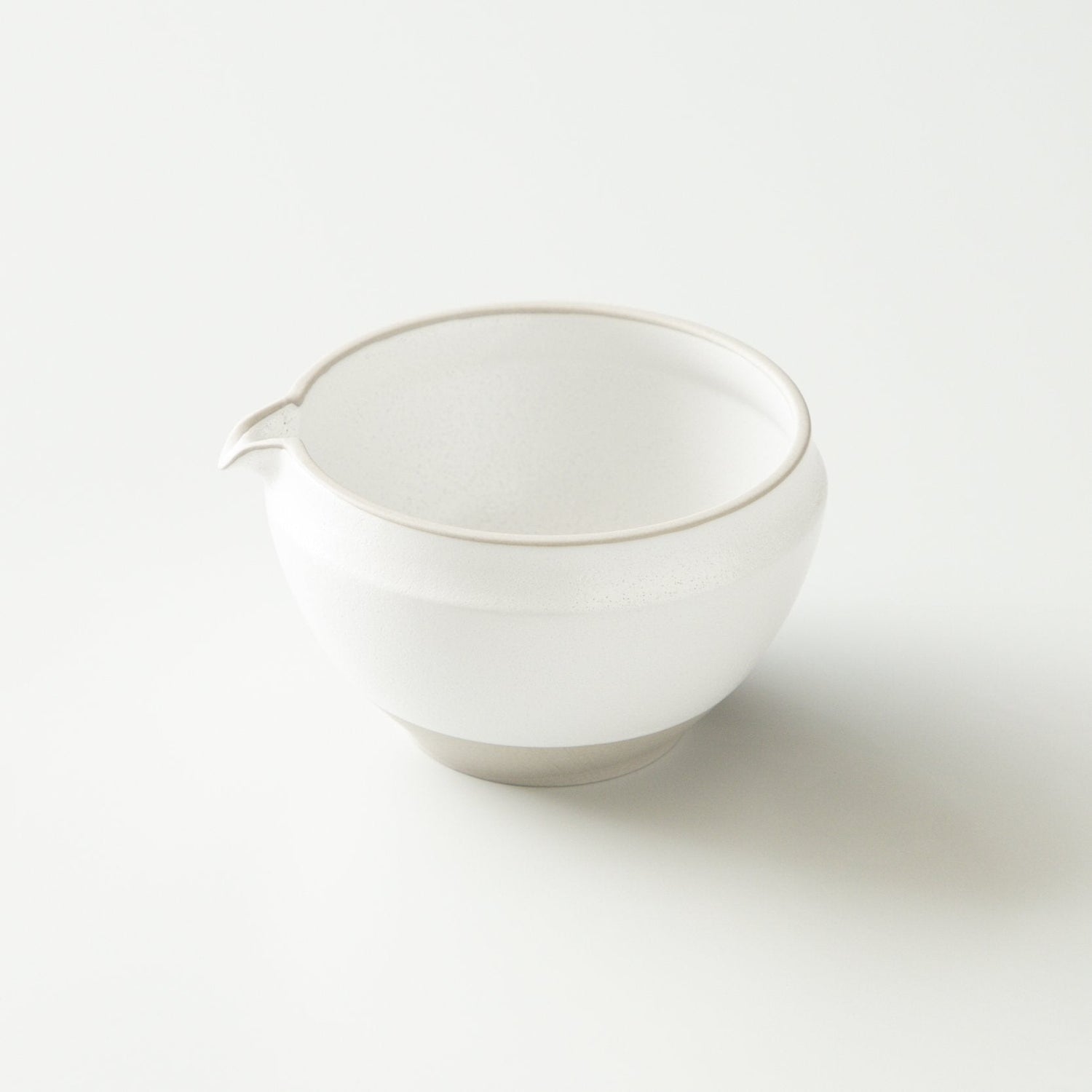 (temporary out of stock) Origami Tea Kumoi Cloud White Minoyaki Porcelain Matcha Bowl with Pouring Lip　抹茶碗 雲居ホワイト