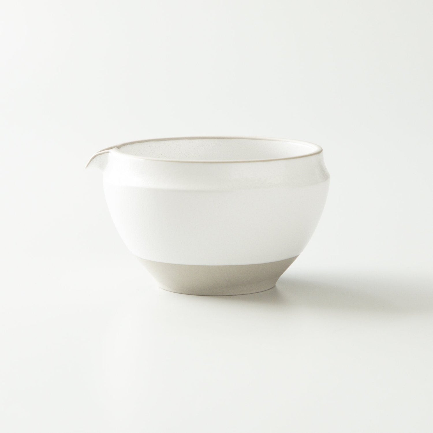 (temporary out of stock) Origami Tea Kumoi Cloud White Minoyaki Porcelain Matcha Bowl with Pouring Lip　抹茶碗 雲居ホワイト
