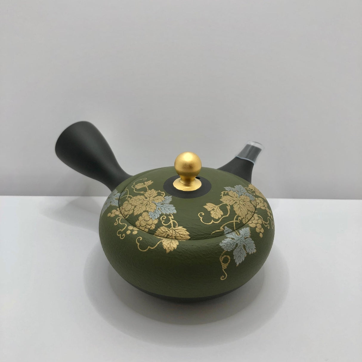 Isobe Ceramics se107: Tokoname Kyusu Golden Grapes Motif by Shouhou 250 ml 金葡萄 - Yunomi.life